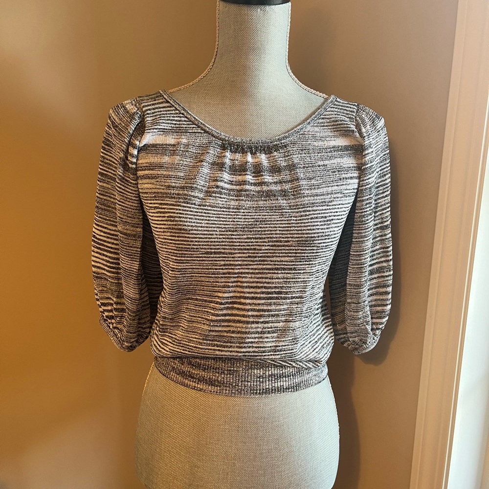 Bebe fashion top in grey/black/white shimmer